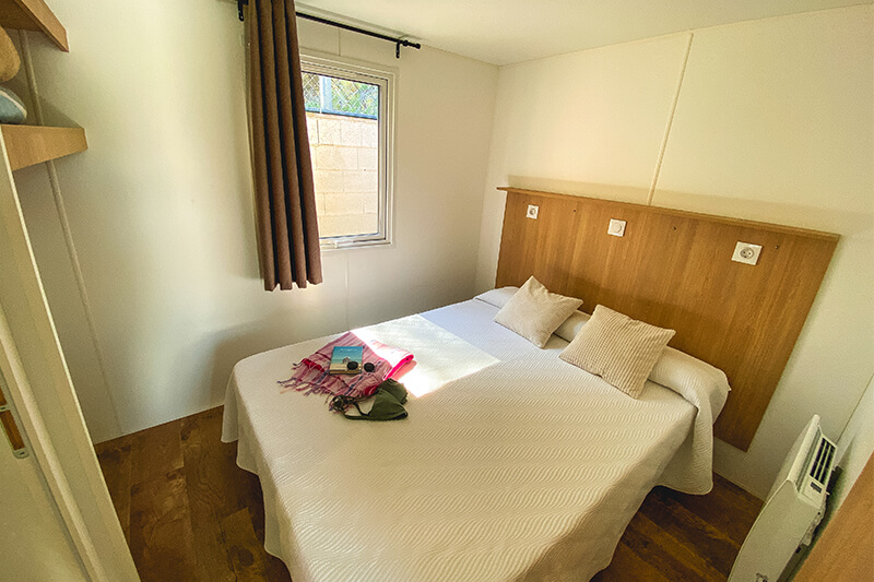 Cama doble y cocina